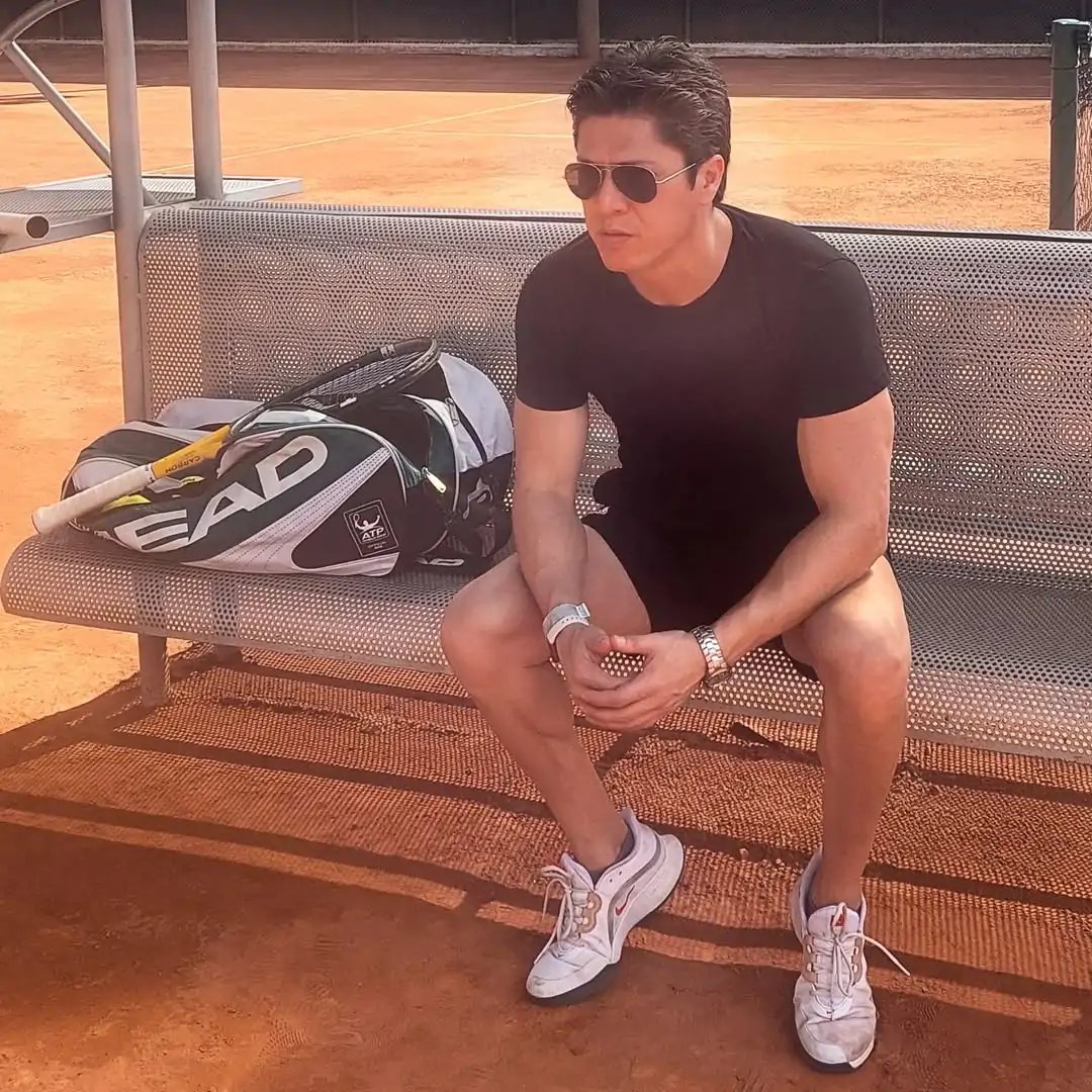 Luis Rivera jugando tenis